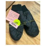 NWT Quilted Size S Mittens from Maurices