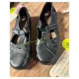 Womens 7.5 Black Leather Mary Jane Style Shoes