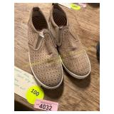 Womens 9.5 Taos Court Slip On Sneakers