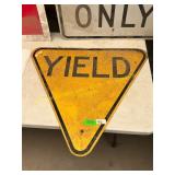 Yield metal sign