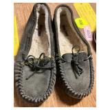 Size 11 Womens Minnetonka Suede Moccasin Slippers