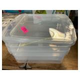 Plastic totes with lids