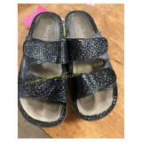 Size 38/7.5 Metallic Textured Sandals