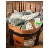 FRYE QUEEN COMFORTER 3 pieces