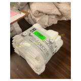 WHITE 2 hand towels, 2 wash cloths