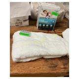 1 white bath towel 30x58in
