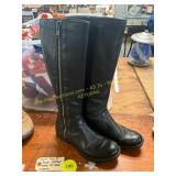 Born Size 8 Leather Boots w/ side Zippers