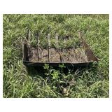 Trip type manure bucket