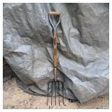 Truper 4-Tine Spading Fork