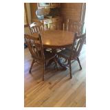 ROUND WOOD KITCHEN TABLE W/LEAFS & (4) CHAIRS