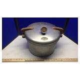 2- PRESSURE COOKERS, ONLY ONE WIEGHT