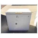 GENERAL ELECTRIC CHEST FREEZER (WORKS) GENERAL ELECTRIC CHEST FREEZER (WORKS)