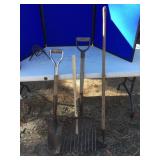 4-STALL FORK SPADE & GARDEN HOE 4-STALL FORK SPADE & GARDEN HOE