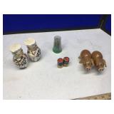 WOODEN PIGS, BAKERS & SNO-WHITE S&P SHAKERS WOODEN PIGS, BAKERS & SNO-WHITE S&P SHAKERS