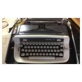 ROYAL CUSTOM II TYPEWRITER W/ MANUAL & CASE
