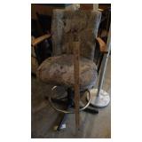 (2) PADDED BAR STOOL & FLOOR LAMP