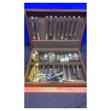 ONEIDA DELUXE STAINLESS & STANLEY ROBERTS CUTLERY