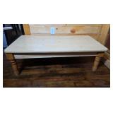 Very nice clean coffee table