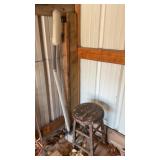 ADJUSTABLE FLOOR LIGHT AND WOODEN STOOL