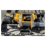 DEWALT 20 VOLT GREESE GUN W/CHARGER & ONE BATTERY