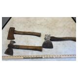 ASSORTED AXES, HAMMERS AND A MACHETE
