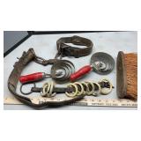 HORSE GROOMING BRUSH & HARNESS LINE SPREADERS