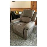 LOUNGER RECLINING CHAIR (ARM IS LOOSE)