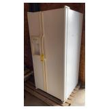 GE REFRIGERATOR W/ ICE MAKER (WORKS)