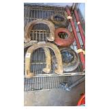 Pitching horseshoes set & 3 quates