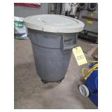 RUBBERMAID TRASH CAN
