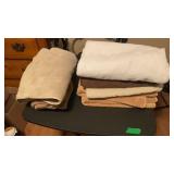 ASSORTMENT OF BATHROOM TOWELS