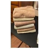 ASSORTMENT OF BATH TOWELS
