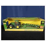 Ertl John Deere Tractor NIB