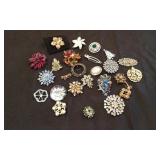 Costume Pendants/Broches