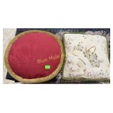 2 throw pillows