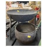Footed Hearth Pot with 2 Quart Kettle