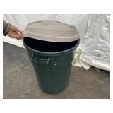 Rubbermaid Trash Can w/ Lid