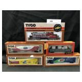 Tyco HO Scale Locomotive w/ 3 Freight Cars