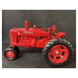 Farmall M 1/16 Scale Model Tractor