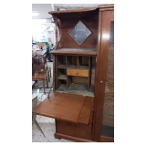 HAS WOOD SHELVES
