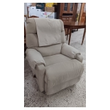 VERY COMFY LA Z BOY RECLINER..
