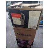 4 Boites de vêtements divers, photo à titre ....