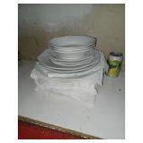 17 Morceaux de vaisselle blanche