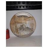 Assiette en platre à relief