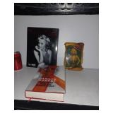 2 Livres et 1 cadre Marilyn