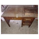 Ancien bureau en bois avec trappe