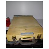 Valise et chevalet de peintre