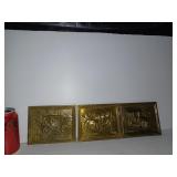 3 Plaques en laiton embossé