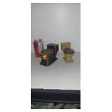 2 Bibelots, 1 en métal blanc, 1 en plastique