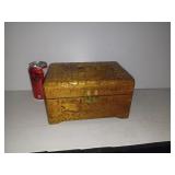 Coffre sculptï¿½ et photo G. Tell